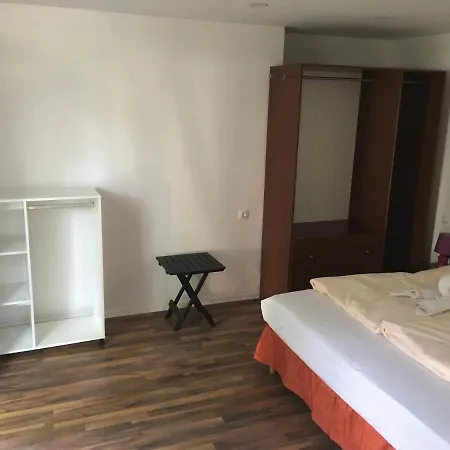 Vizparti Apartmanok Apartament *